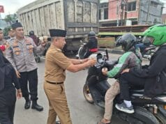 Camat Cikarang Utara dan Muspika Bagikan Takjil Gratis kepada Pengguna Jalan