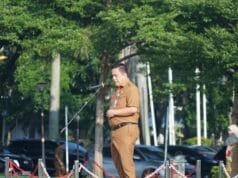 Apel Pagi, Pemkab Minta ASN Junjung Tinggi Kedisplinan Sekretaris Daerah Labupate Bekasi saa memberi pengarahan ke ASN. Ist/SuaraBekasi.Id