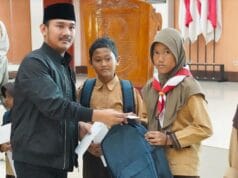 Hari Pendidikan Nasional, 2.070 Siswa Terima Bantuan Pendidikan Bupati Bekasi, Ade Kuswara Kunanh saat memberi bantuan ke siswa di Kabupaten Bekasi/Suara Bekasi.ID