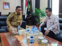 Seleksi Pimpinan BAZNAS Kabupaten Bekasi: Ujian Integritas dan Independensi Pemerhati Kebijakan Publik Bekasi, Karman Supardi saat berbincang dengan Bupati Bekasi, dr. Asep Surya Atmaja. Foto: Istimewa.