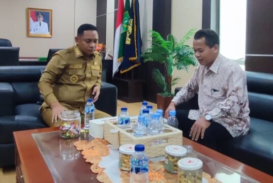 Seleksi Pimpinan BAZNAS Kabupaten Bekasi: Ujian Integritas dan Independensi Pemerhati Kebijakan Publik Bekasi, Karman Supardi saat berbincang dengan Bupati Bekasi, dr. Asep Surya Atmaja. Foto: Istimewa.