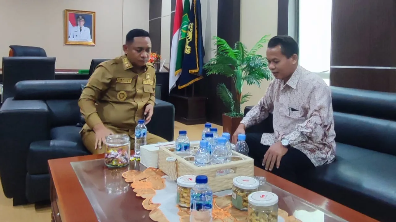Pemerhati Kebijakan Publik Bekasi, Karman Supardi saat berbincang dengan Bupati Bekasi, dr. Asep Surya Atmaja. Foto: Istimewa.